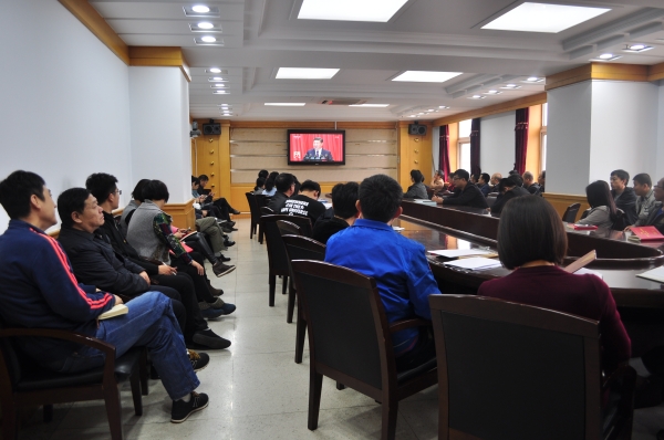 纽约国际官网组织师生收看十九大开幕盛况