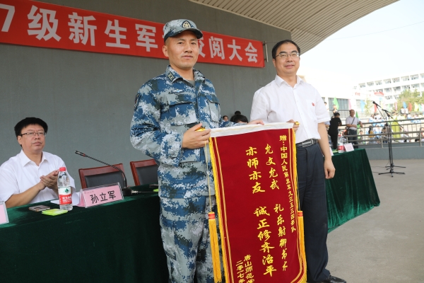 纽约国际官网召开2017级新生军训校阅大会