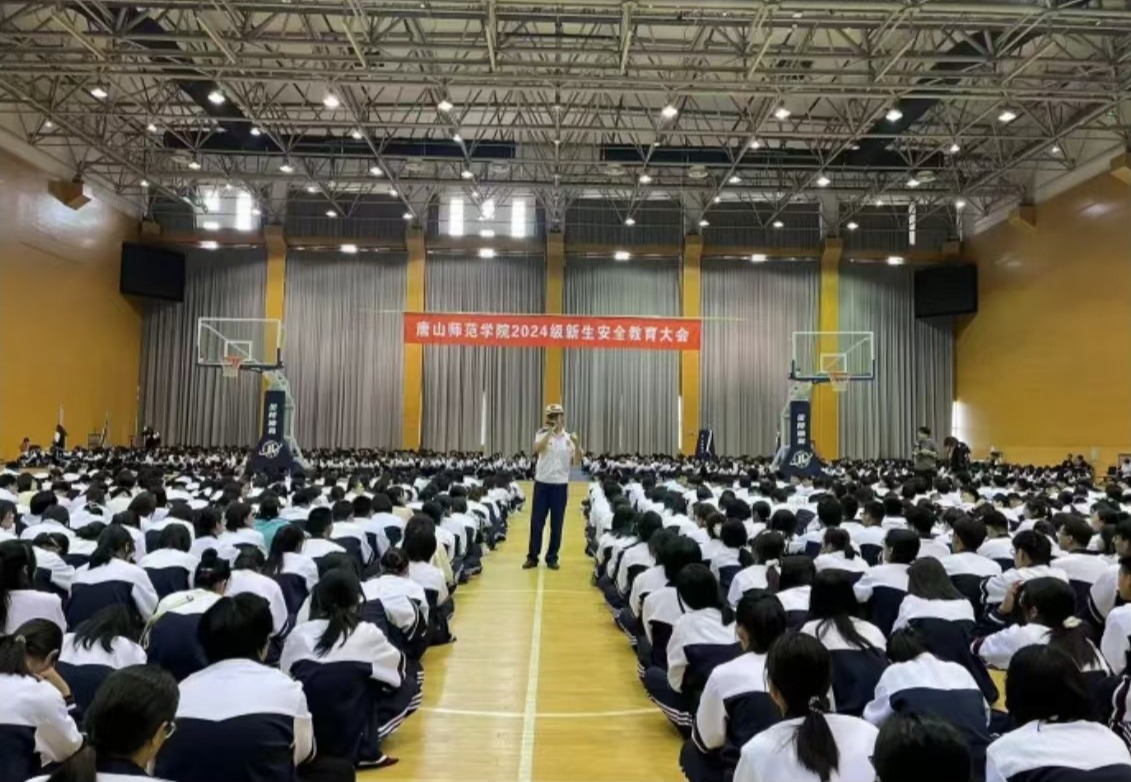 《微关注》——高新区消防救援大队走进纽约国际967线路测试为大学新生开展消防安全培训