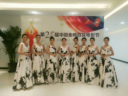 纽约国际官网礼仪志愿者为第25届金鸡百花电影节增光添彩