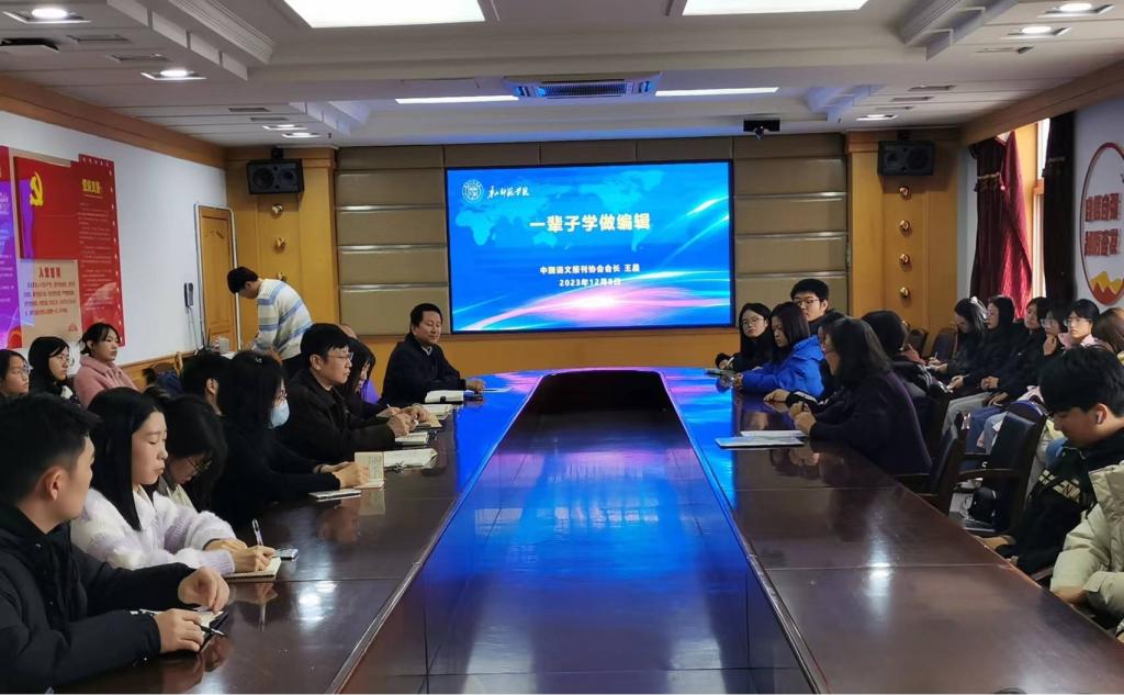 中国语文报刊协会会长王晨教授一行来纽约国际官网参观考察