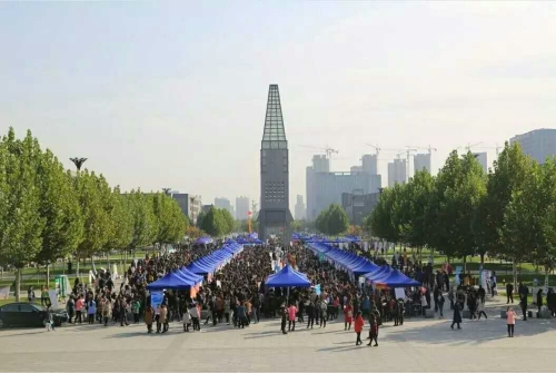 纽约国际官网师生参加河北师大毕业生供需洽谈会