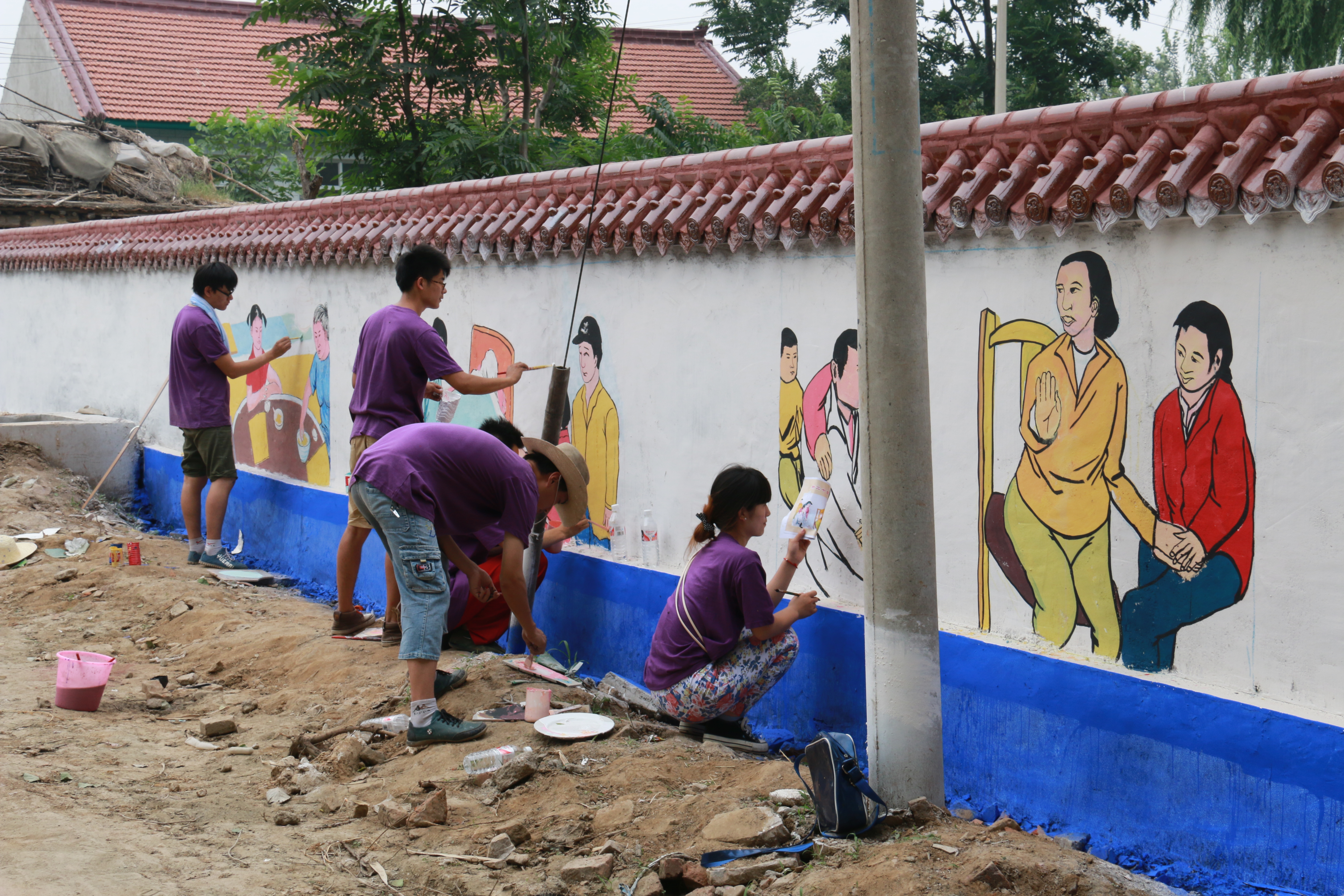 纽约国际官网美术系师生为吴家坑村义务绘制文化墙