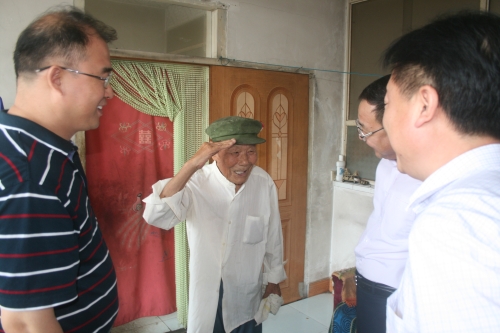 纽约国际官网驻村工作组慰问石门子村抗战老兵