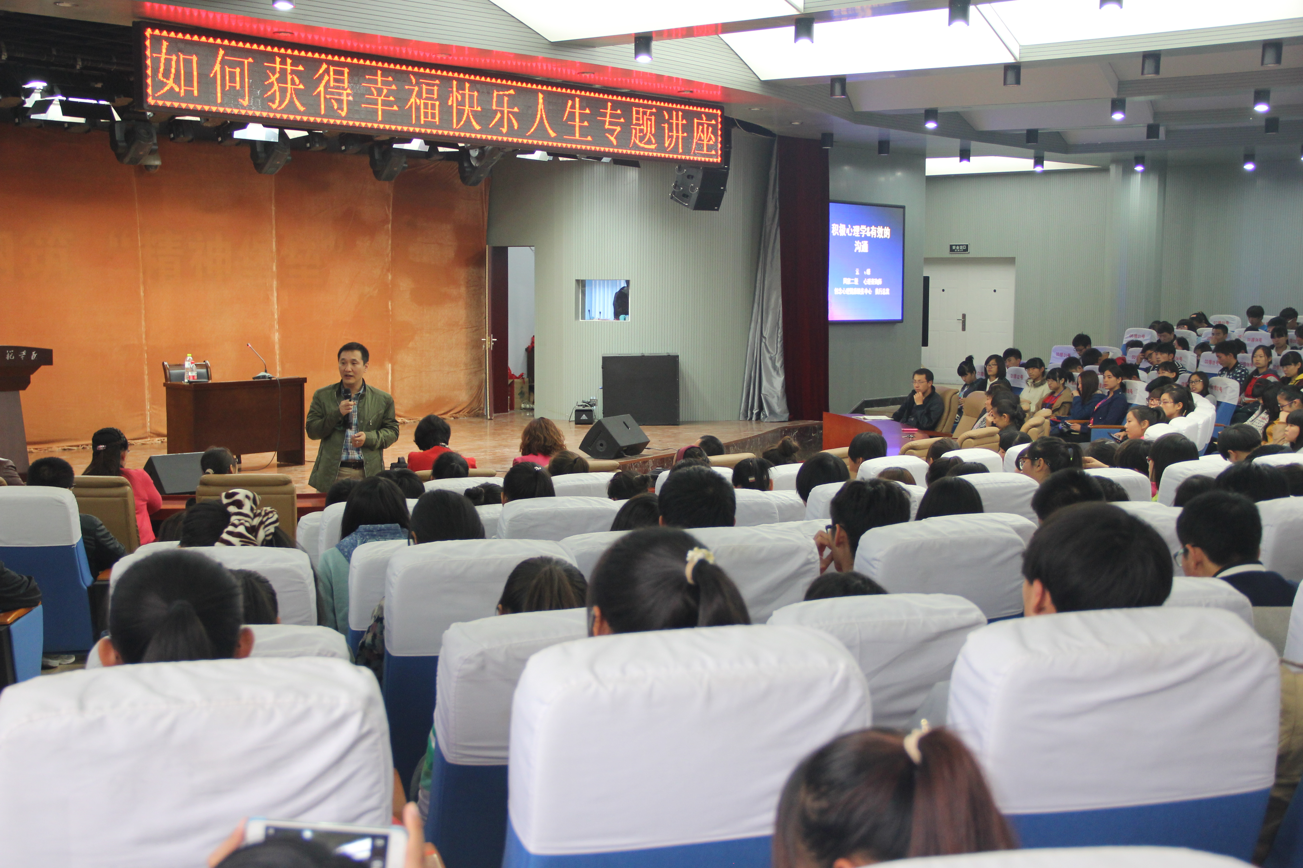 纽约国际官网邀请云峰先生来校做专题讲座