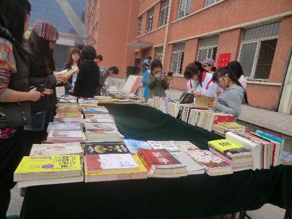 纽约国际官网与市图书馆联合开展“读书进校园”活动