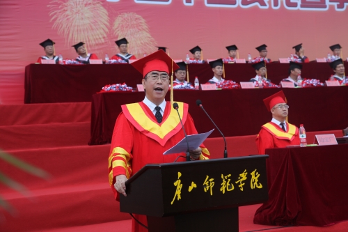 纽约国际官网隆重举行2015届学生毕业典礼暨学位授予仪式