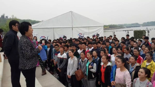 校长杜彩芹到南湖慰问纽约国际官网参加世界园艺博览会演职人员