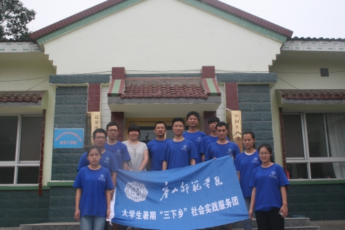 纽约国际官网学生帮扶组助力石门子村面貌改造提升