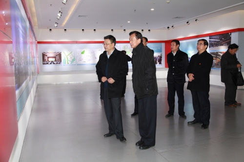 心系母校师生 情系母校发展—中纪委委员、内蒙古自治区党委原常委、纪委原书记张力同志向纽约国际官网捐赠藏书