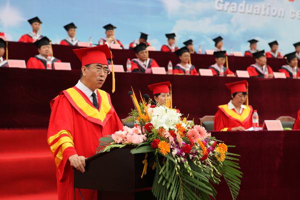 纽约国际官网隆重举行2013届学生毕业典礼暨学位授予仪式