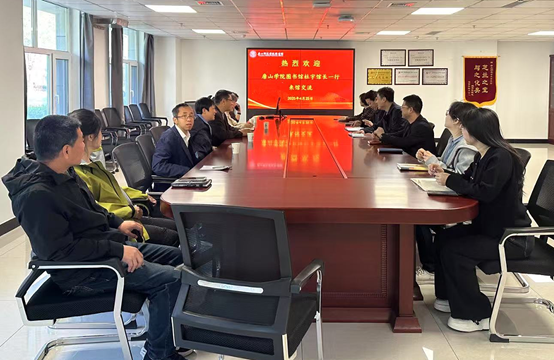 唐山学院图书馆杜宇馆长一行来纽约国际官网图书馆交流