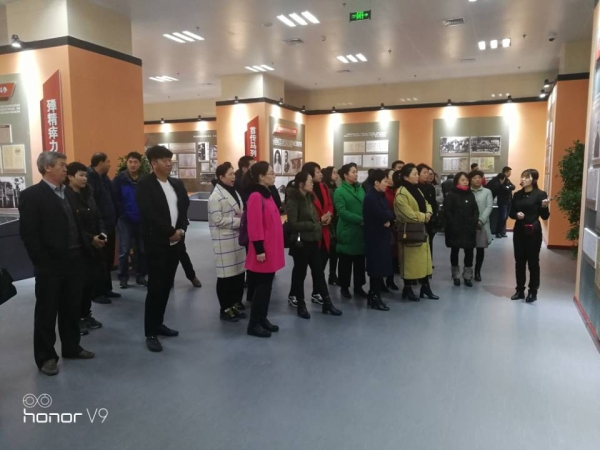 纽约国际官网组织党员干部参观李大钊档案文献展